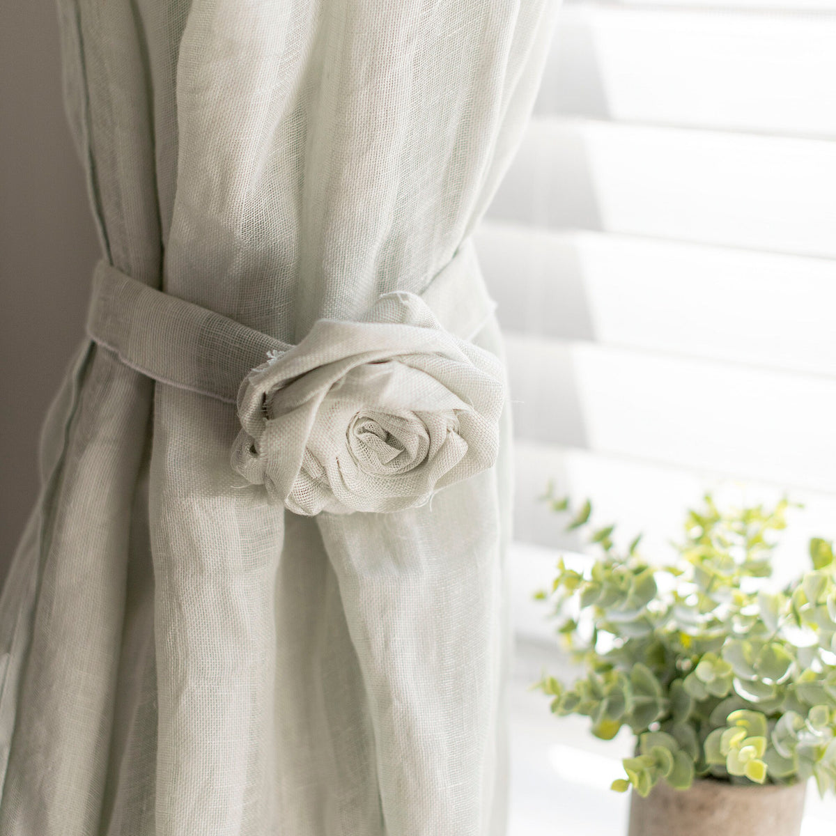 Linin Curtain Tie Backs with Floral Decor
